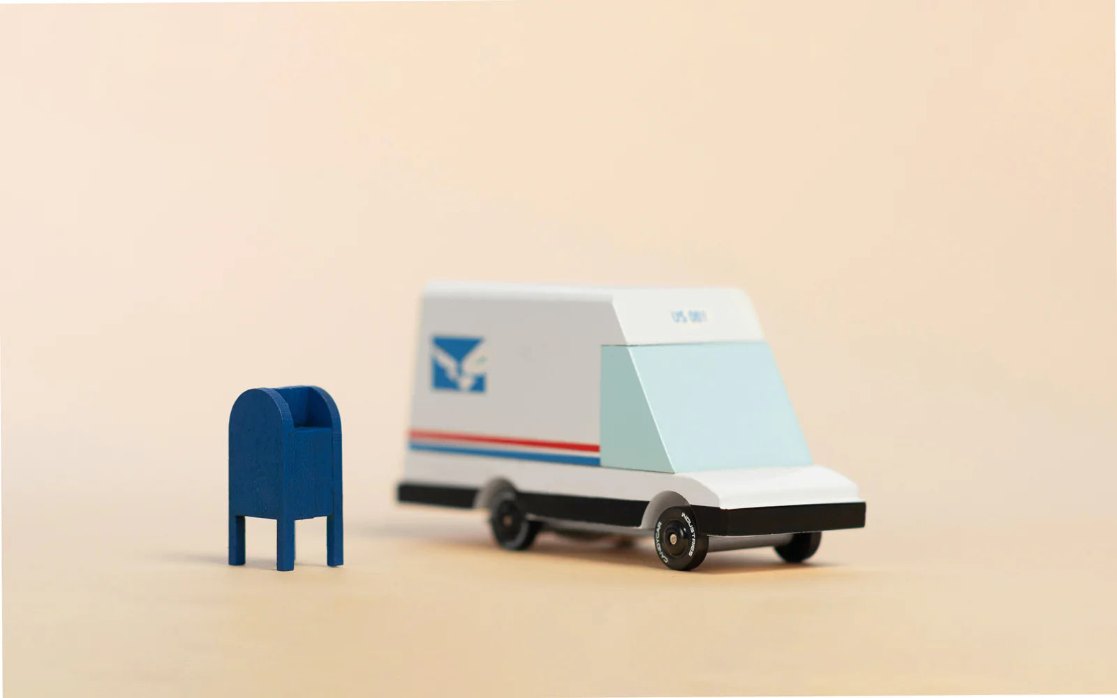 Futuristic Mail Van - Image 4