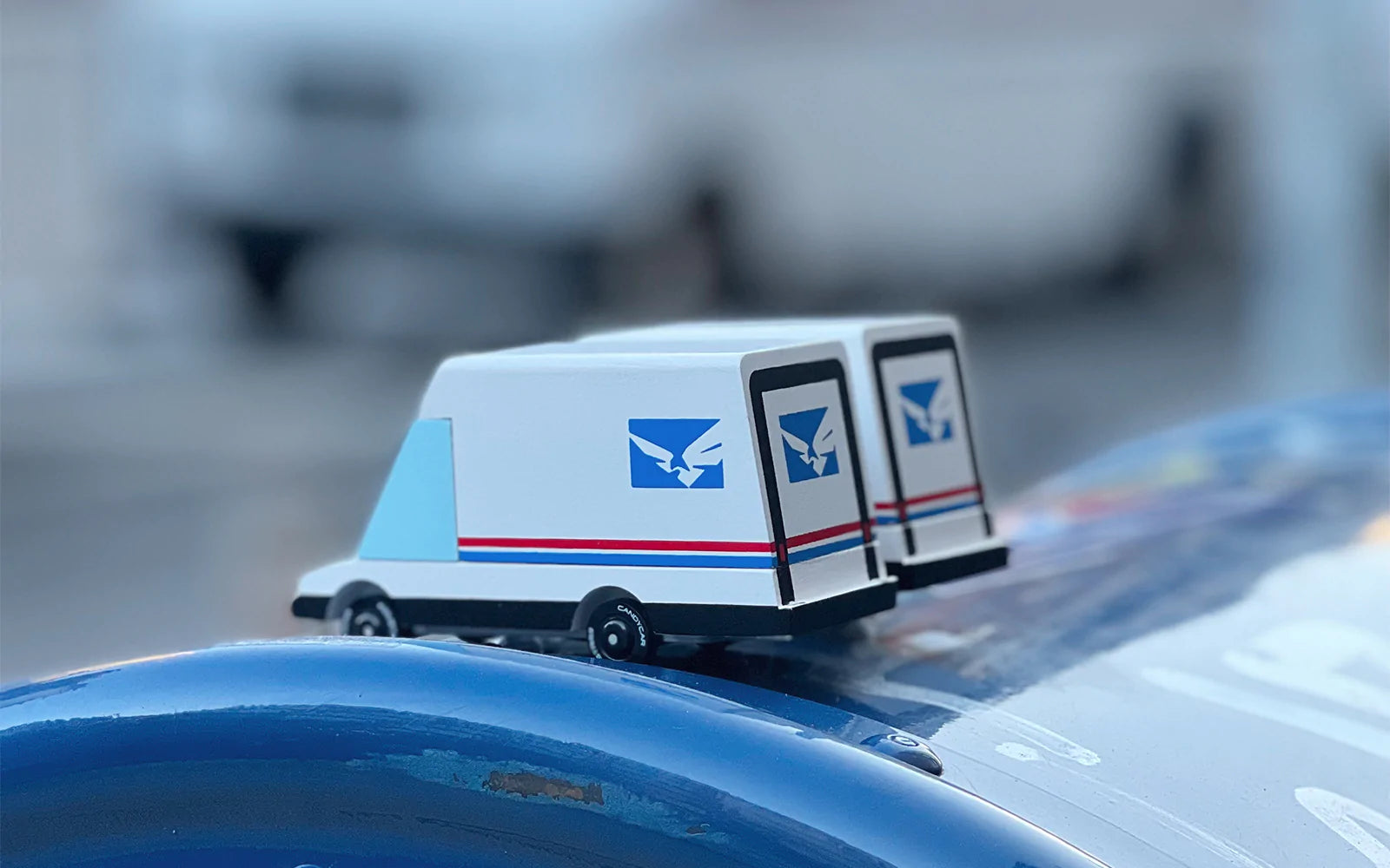 Futuristic Mail Van - Image 5